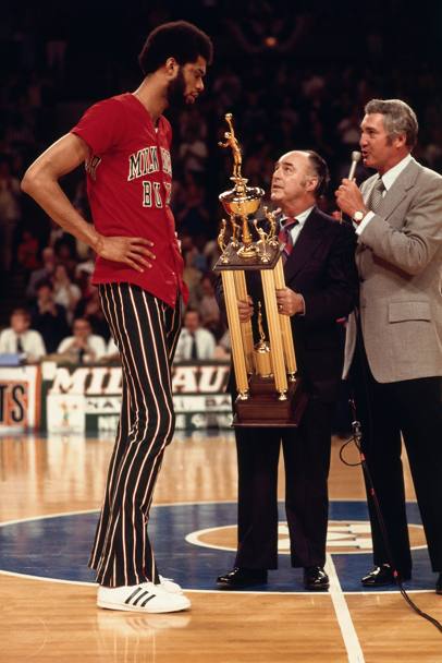 1974: Abdul-Jabbar riceve il premio di mvp della regular season durante le Finals, che i Bucks perdono 4-3 contro i Boston Celtics 